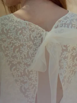 Robe de mariée bohème deux pièces coupe trapèze décolleté illusion manches courtes en dentelle