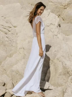 Robe de mariée bohème en crêpe stretch brodée coupe balancée taille naturelle dos nu manches courtes col en V ivoire