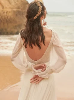 Robe de mariée bohème en mousseline col en V manches longues ornée de perles coupe trapèze