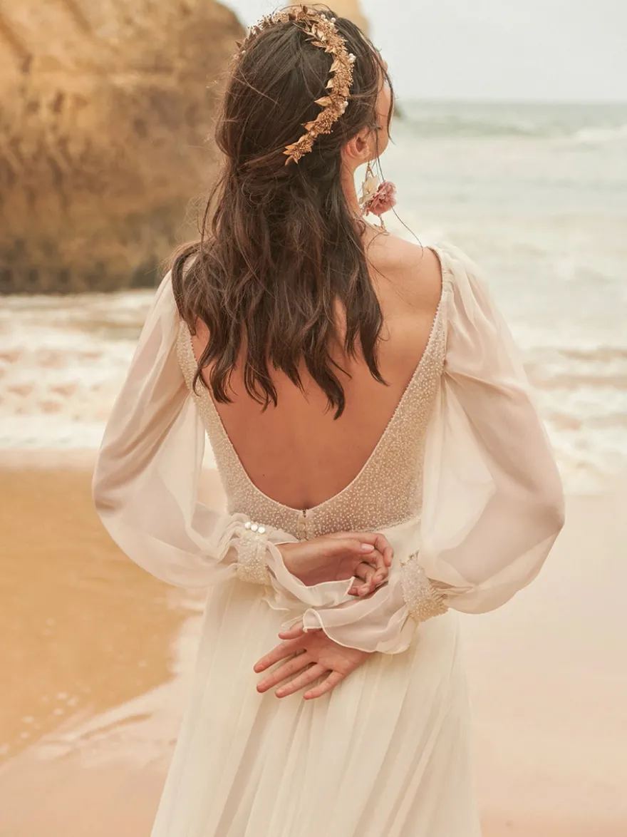Robe de mariée bohème en mousseline col en V manches longues ornée de perles coupe trapèze