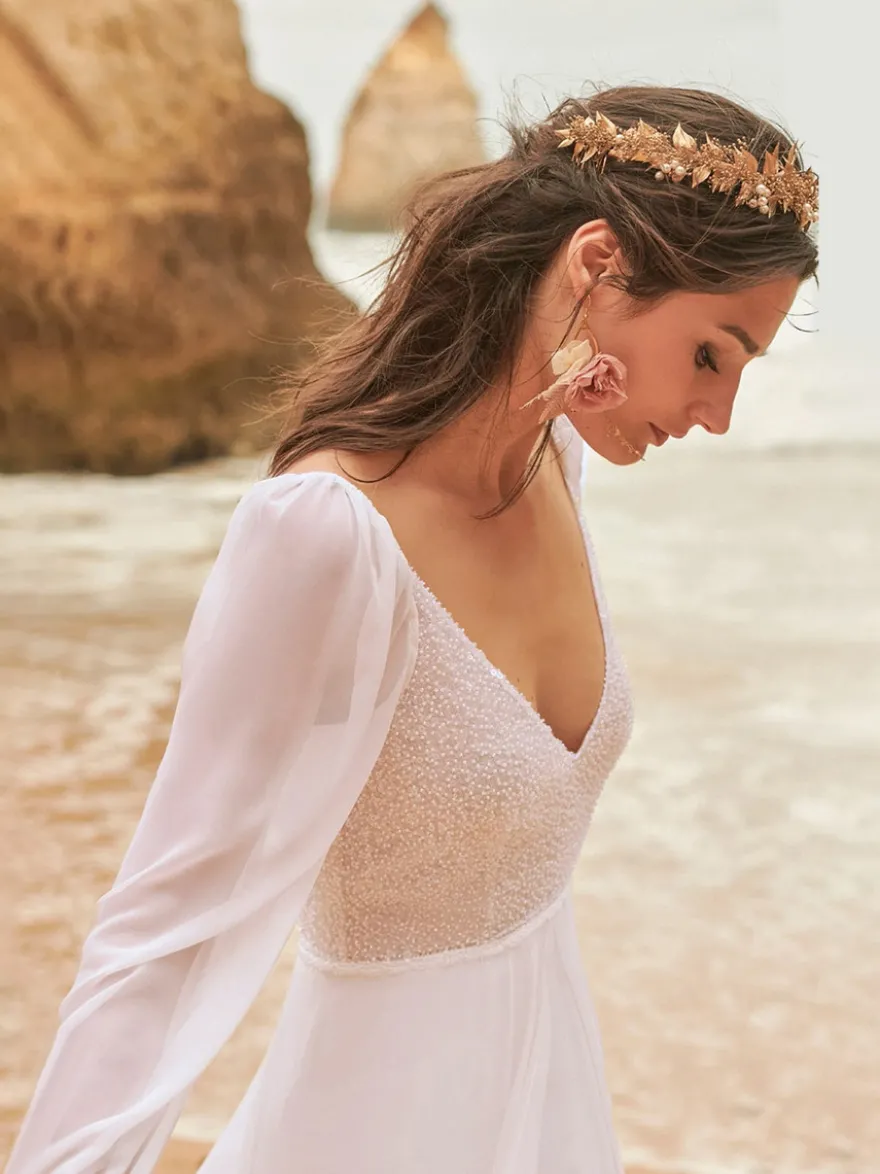 Robe de mariée bohème en mousseline col en V manches longues ornée de perles coupe trapèze