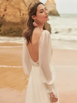 Robe de mariée bohème en mousseline col en V manches longues ornée de perles coupe trapèze
