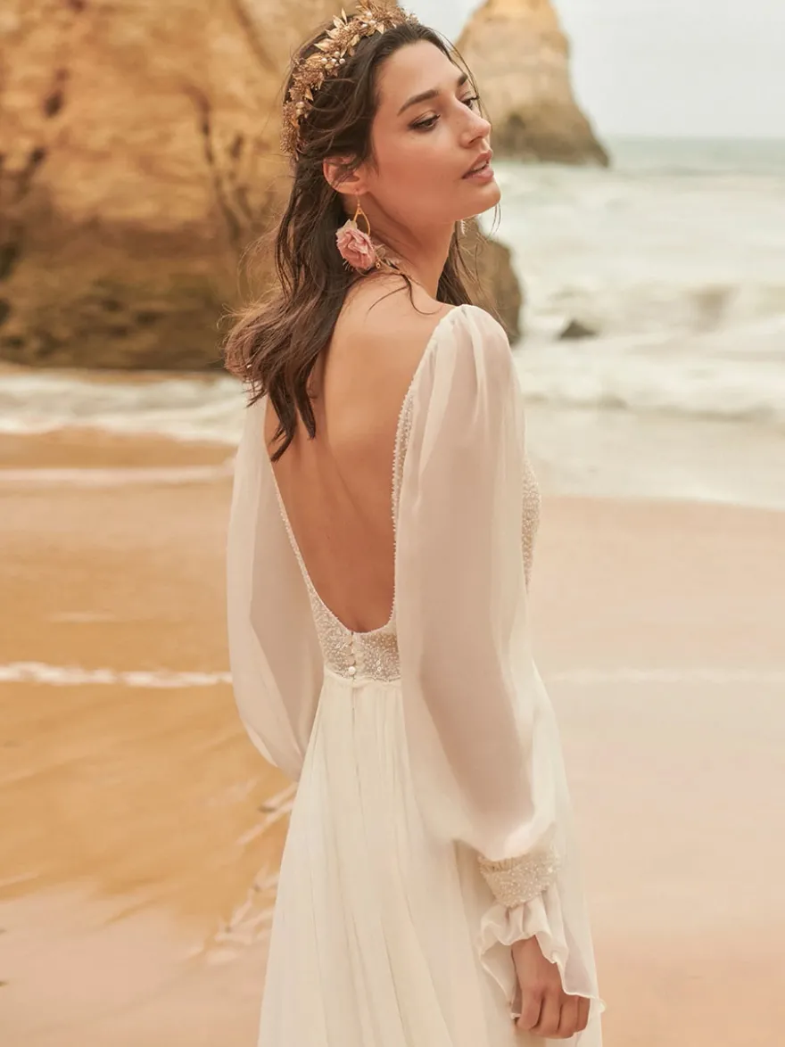 Robe de mariée bohème en mousseline col en V manches longues ornée de perles coupe trapèze