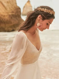 Robe de mariée bohème en mousseline col en V manches longues ornée de perles coupe trapèze