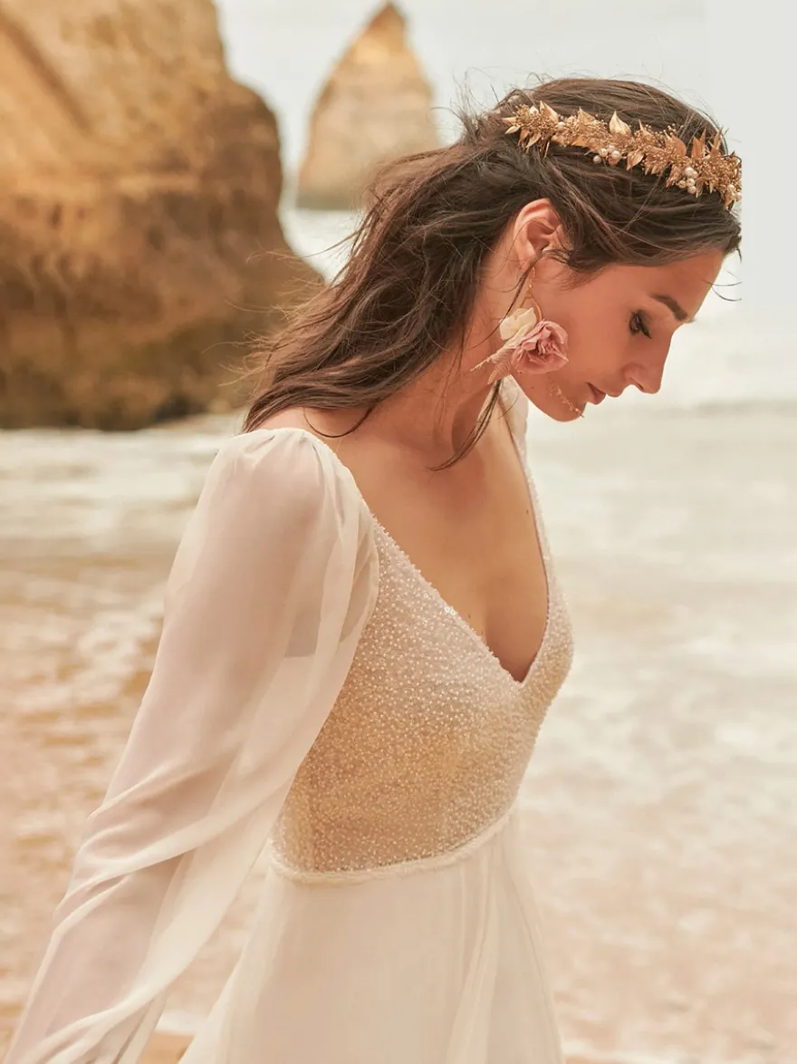 Robe de mariée bohème en mousseline col en V manches longues ornée de perles coupe trapèze