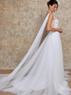 Robe de mariée bohème 3 pièces col en V manches courtes traîne chapelle tulle