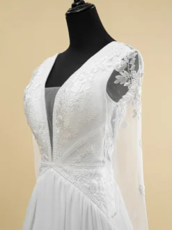 Robe de mariée bohème simple en dentelle col en V manches longues fermeture éclair dans le dos traîne courte