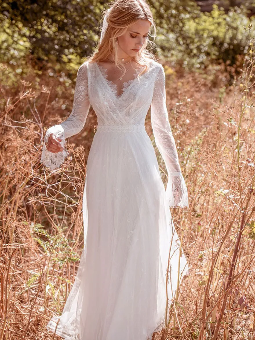 Robe de mariée boho en dentelle en dentelle A-line avec train de taille naturelle à manches longues sans dos en V