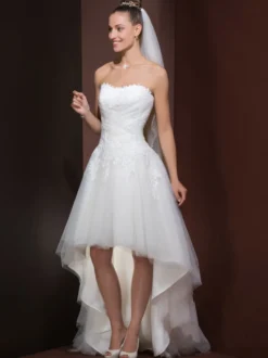 Robe de mariée courte asymétrique bustier boutonnée sur dos