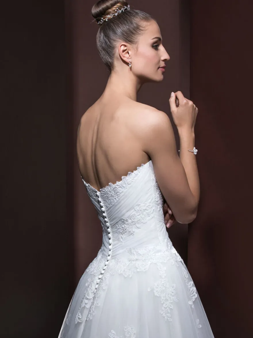 Robe de mariée courte asymétrique bustier boutonnée sur dos