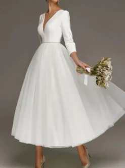 Robe de mariée courte blanche col v demie manche boutonné sur dos