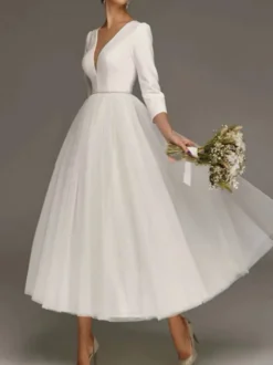 Robe de mariée courte blanche col v demie manche boutonné sur dos