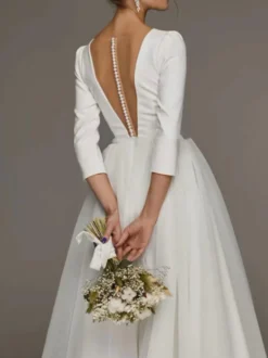Robe de mariée courte blanche col v demie manche boutonné sur dos
