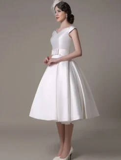 Robe de mariée courte blanche en satin col V avec noeud boutonnée sur dos au genou Robe de mariage vintage