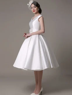 Robe de mariée courte blanche en satin col V avec noeud boutonnée sur dos au genou Robe de mariage vintage