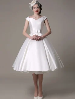 Robe de mariée courte blanche en satin col V avec noeud boutonnée sur dos au genou Robe de mariage vintage