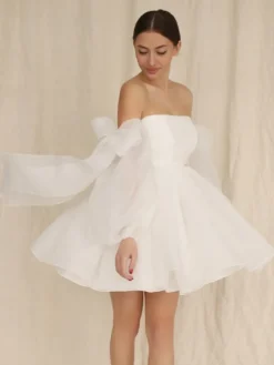 Robe de mariée courte bustier manches longues coupe princesse taille naturelle en organza