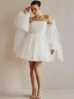 Robe de mariée courte bustier manches longues coupe princesse taille naturelle en organza