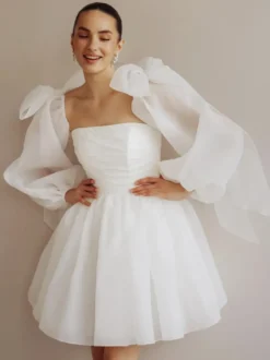 Robe de mariée courte bustier manches longues coupe princesse taille naturelle en organza