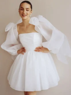 Robe de mariée courte bustier manches longues coupe princesse taille naturelle en organza