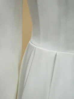 Robe de mariée courte col carré manches longues coupe trapèze