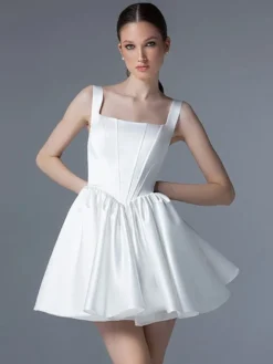 Robe de mariée courte col carré sans manches taille naturelle en satin