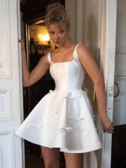 Robe de mariée courte col carré sans manches silhouette princesse taille naturelle tissu satiné