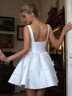 Robe de mariée courte col carré sans manches silhouette princesse taille naturelle tissu satiné