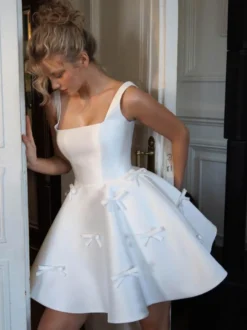 Robe de mariée courte col carré sans manches silhouette princesse taille naturelle tissu satiné