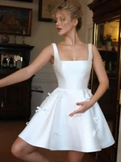 Robe de mariée courte col carré sans manches silhouette princesse taille naturelle tissu satiné