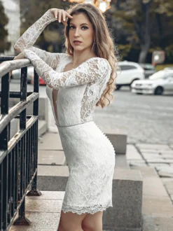 Robe de mariée courte à col en V et manches longues longueur genou