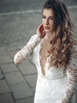 Robe de mariée courte à col en V et manches longues longueur genou