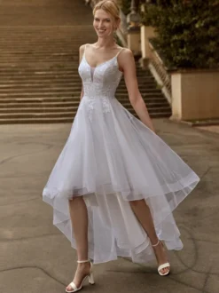 Robe de mariée courte col en V manches courtes coupe trapèze longueur genou