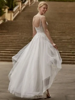 Robe de mariée courte col en V manches courtes coupe trapèze longueur genou