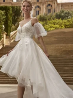 Robe de mariée courte col en V manches courtes coupe trapèze longueur genou