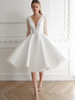 Robe de mariée courte col en V manches longues longueur genou