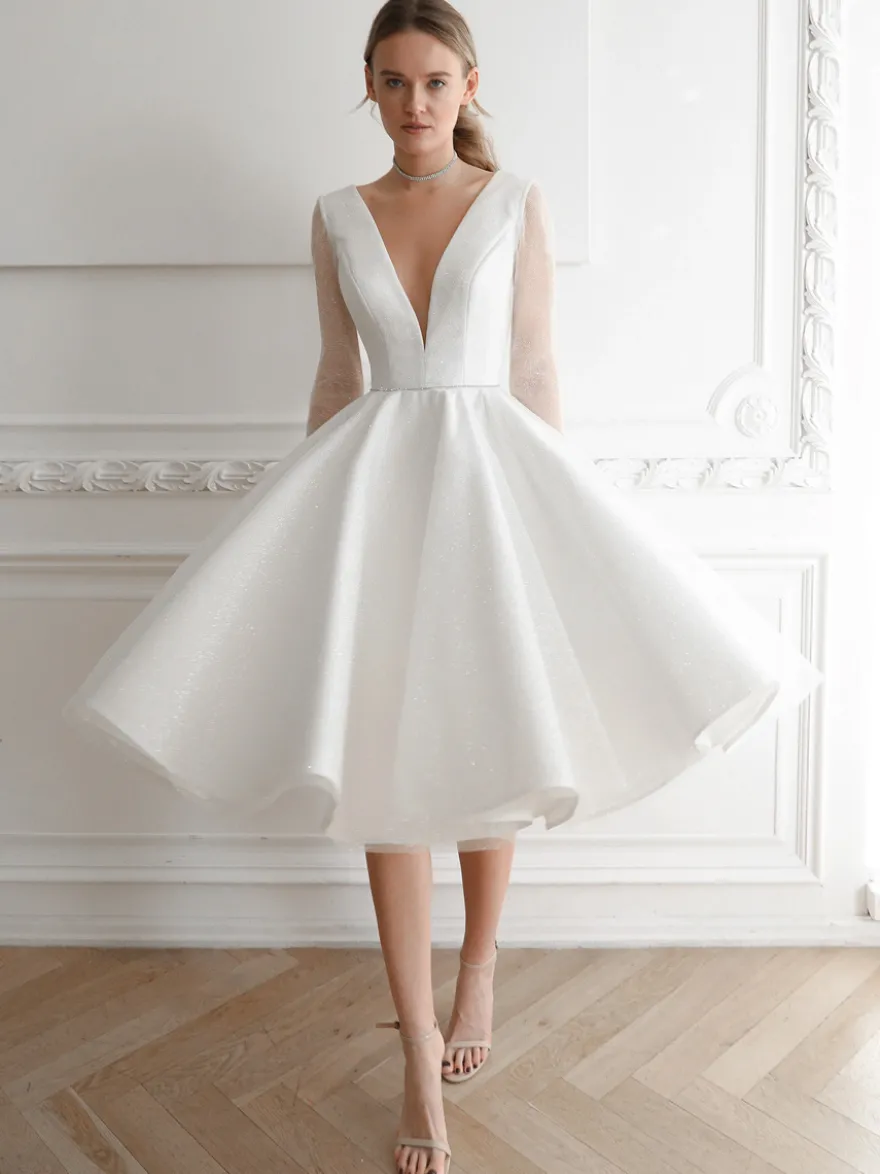 Robe de mariée courte col en V manches longues longueur genou
