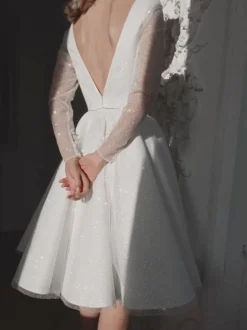 Robe de mariée courte col en V manches longues longueur genou