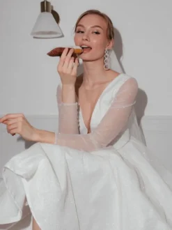 Robe de mariée courte col en V manches longues longueur genou