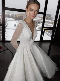 Robe de mariée courte col en V manches longues longueur genou