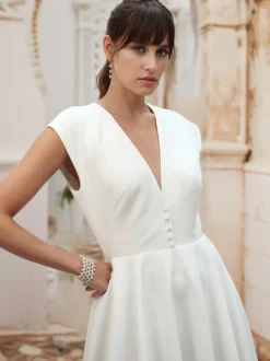 Robe de mariée courte col en v sans manches ligne a taille naturelle tissu satiné