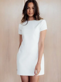 Robe de mariée courte col rond manche courte dos en V