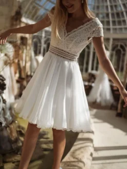 Robe de mariée courte col V manche courte boutonné sur dos