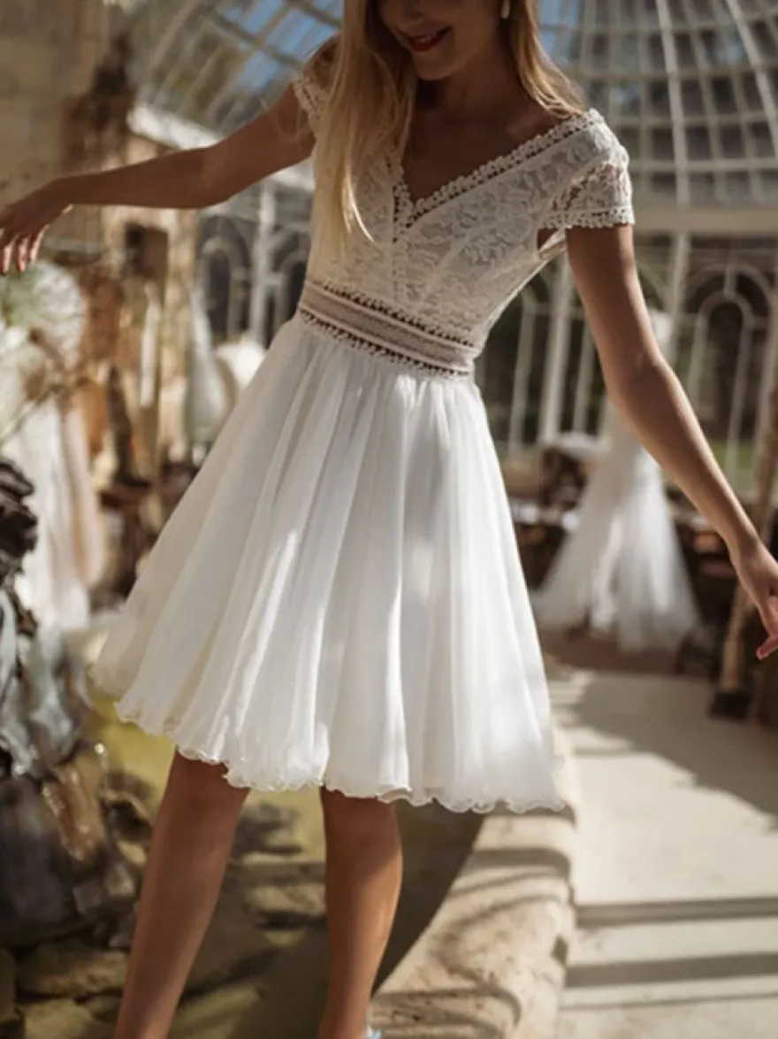 Robe de mariée courte col V manche courte boutonné sur dos
