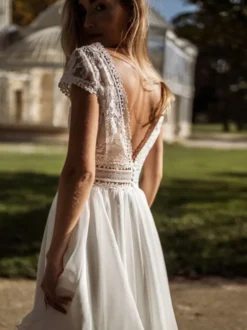 Robe de mariée courte col V manche courte boutonné sur dos