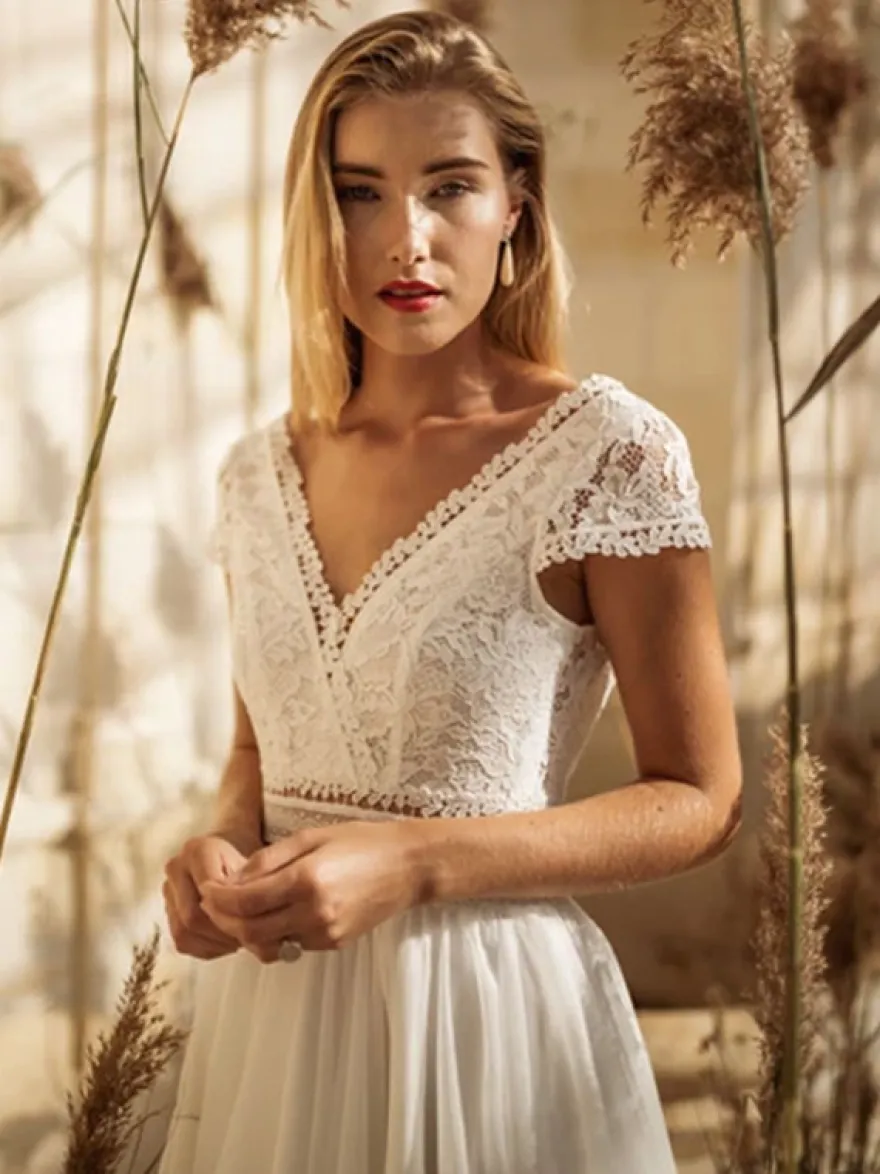 Robe de mariée courte col V manche courte boutonné sur dos