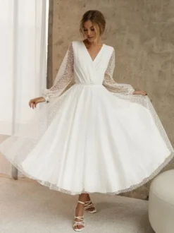 Robe de mariée courte col V manche longue boutonné sur dos au dessous de genou