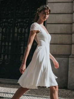 Robe de mariée courte col v manche courte au genou