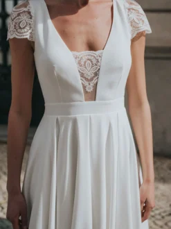 Robe de mariée courte col v manche courte au genou