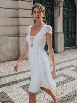 Robe de mariée courte col v manche courte au genou